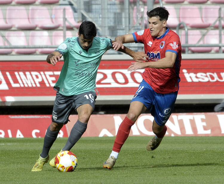 El tropiezo en Soria no detiene el camino de la Gimnástica Segoviana 1 Borrego conduce la pelota durante un instante de partido./J.MARTÍN-G. SEGOVIANA
