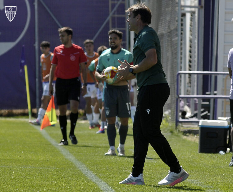 Iñaki Bea: “Ir sumando puntos siempre te da confianza” 1 Iñaki Bea durante un instante del encuentro entre Segoviana y Valladolid Promesas./JUAN MARTÍN-G. SEGOVIANA