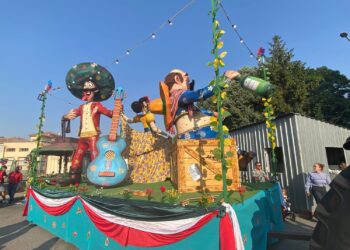 Carroza ganadora del segundo premio. /JUAN CRUZ SERRANO