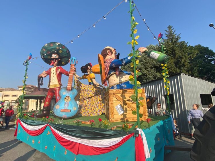 Carroza ganadora del segundo premio. /JUAN CRUZ SERRANO