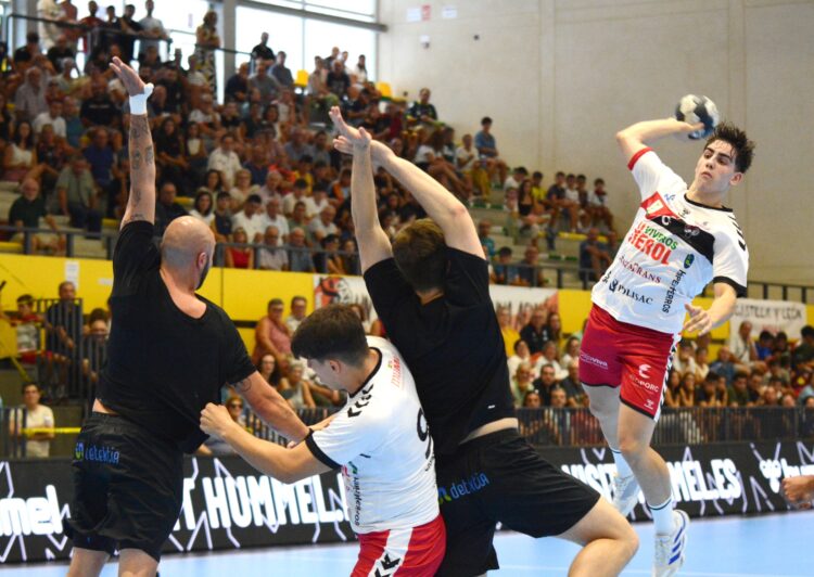 Alfredo Otero busca el lanzamiento en un instante del amistoso de pretemporada entre Viveros Herol Nava y BM Soria./AMADOR MARUGÁN