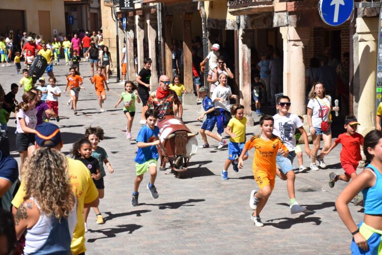 Los más pequeños se divirtieron en el encierro infantil. /ALEJANDRO MARTÍN