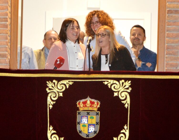 Las tres docentes durante el pregón.  /AMADOR MARUGÁN