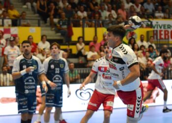 Pablo Herranzbusca el lanzamiento en un instante del encuentro  entre Viveros Herol Nava y Cangas./AMADOR MARUGÁN