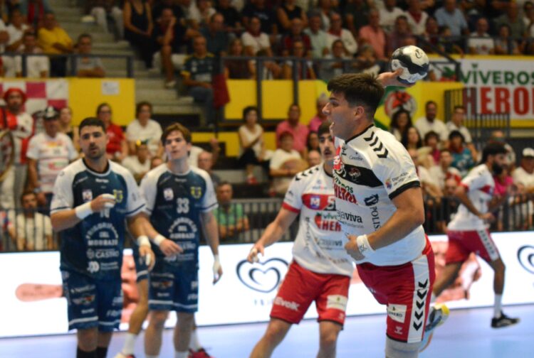 Pablo Herranzbusca el lanzamiento en un instante del encuentro  entre Viveros Herol Nava y Cangas./AMADOR MARUGÁN