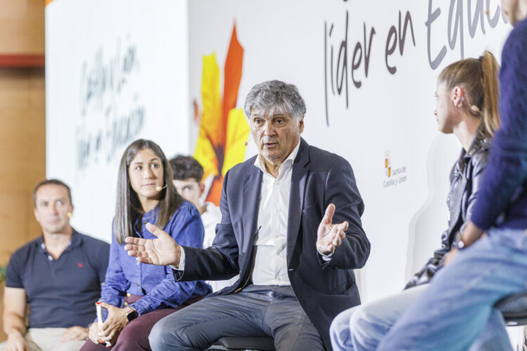 Toni Nadal, tras su charla en el turno con los estudiantes. / Nacho Valverde / ICAL