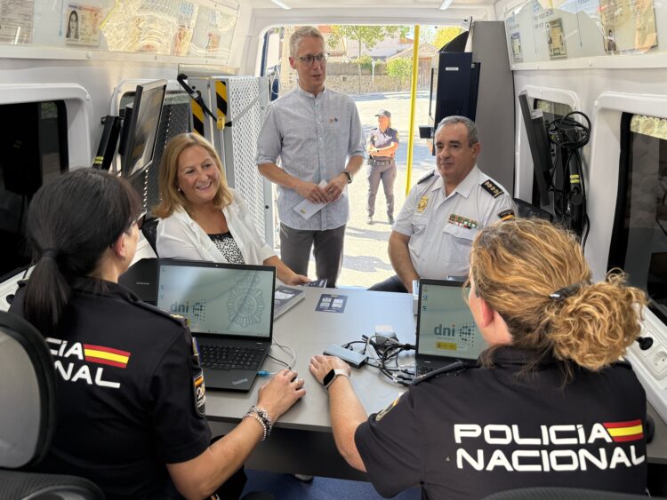 Presentación del nuevo vehículo en Torrecaballeros / SUBDELEGACIÓN DEL GOBIERNO