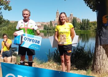 Asunción Arroyo posa como ganadora de la prueba./TRIATLÓN IMD SEGOVIA