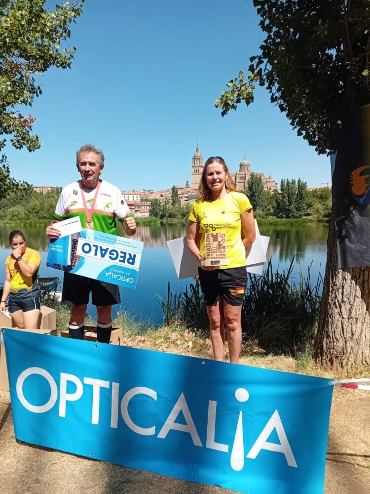 Asunción Arroyo posa como ganadora de la prueba./TRIATLÓN IMD SEGOVIA