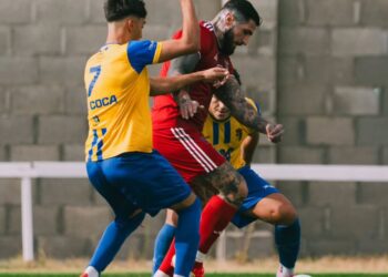 Varios jugadores pugnan por un balón durante el duelo entre Coca y Turégano./CD COCA