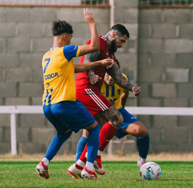 Victoria del Turégano en el derbi provincial ante el Coca 1 Varios jugadores pugnan por un balón durante el duelo entre Coca y Turégano./CD COCA