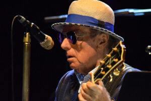 Van Morrison, el pasado 31 de agosto en Waterfront Hall, celebrando su ochenta cumpleaños sobre las tablas. Fotografía de Pablo Torres.