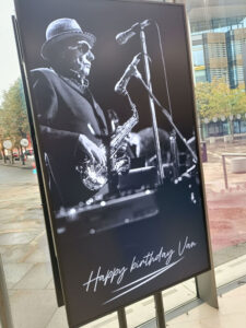 Cartel del concierto de Van Morrison en Waterfront Hall, en Belfast. Fotografía de Pablo Torres.