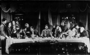 Una de las imágenes más icónicas de “Viridiana” es la secuencia en la que Buñuel reprodujo su visión de “La última cena” de Leonardo Da Vinci.