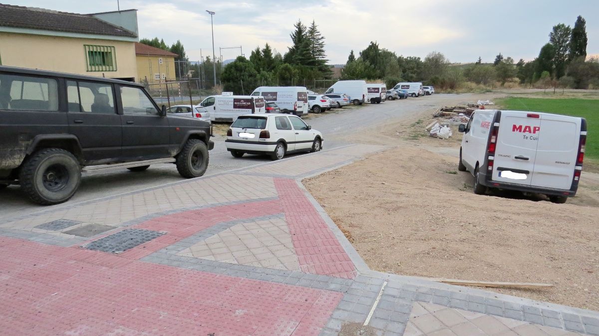 Madrona. Nuevo atentado contra El Prado del Pueblo 2 Okupación del prado sin límites para aparcamiento de vehículos particulares.