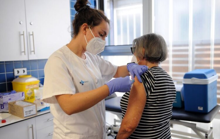 Sanidad adquiere cerca de 49.000 dosis de vacunas frente a la gripe para su reparto en la provincia 1 Sanidad ha comprado 765.650 dosis de vacunas frente a la gripe para la Comunidad, de las cuales 48.839 dosis se distribuirán en la provincia de Segovia / MAGEN DE ARCHIVO EL ADELANTADO
