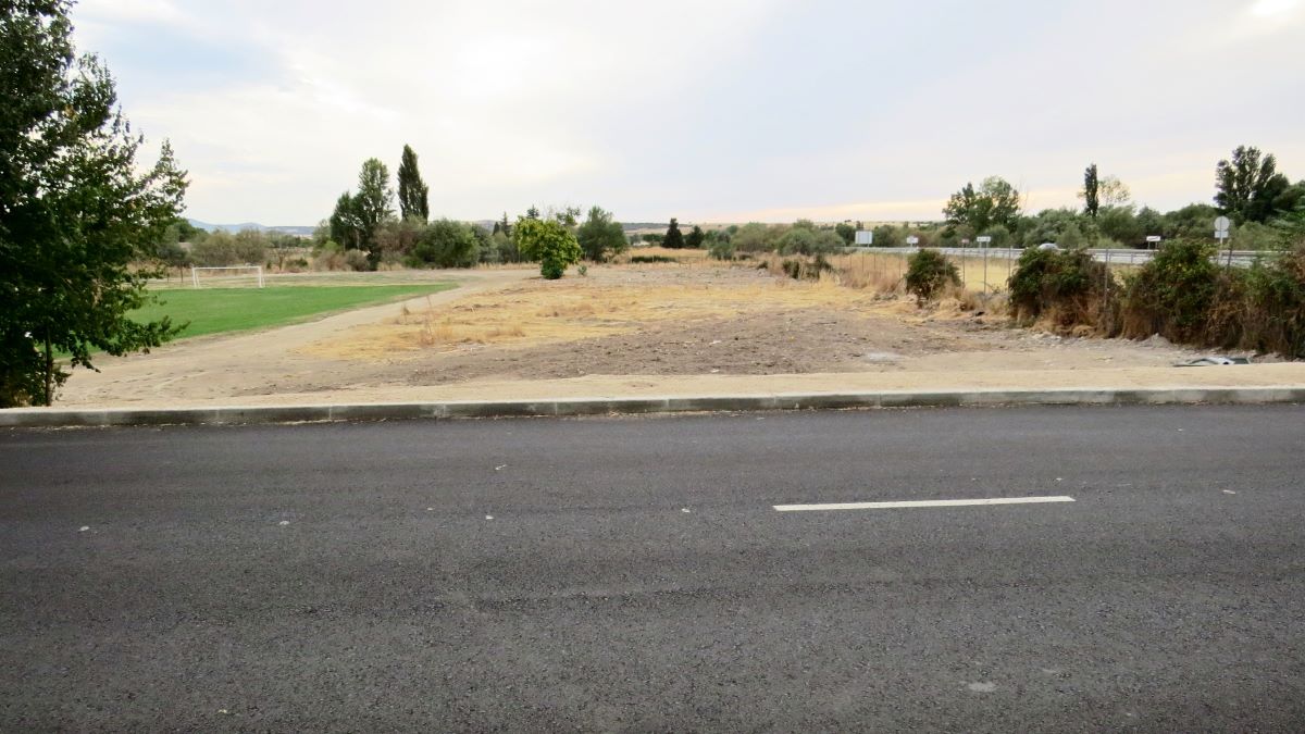 Madrona. Nuevo atentado contra El Prado del Pueblo 4 Con el derribo de este tramo de la valla histórica se abre un nuevo espacio, si bien no se sabe el destino que se le dará.