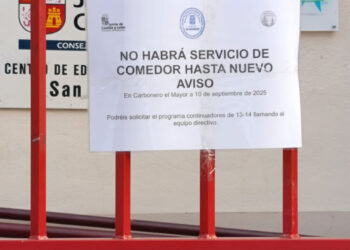 Cartel en el CEIP San Juan Bautista, en Carbonero el Mayor.