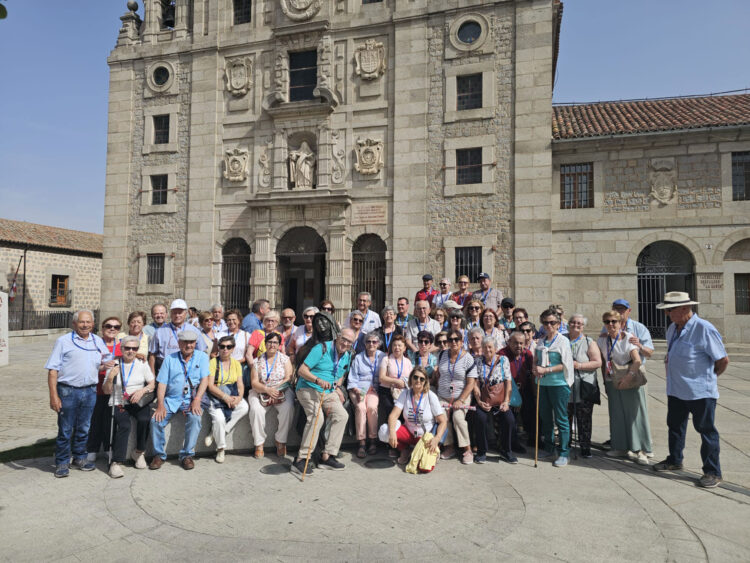La ‘Asociación de Jubilados’ de Yanguas de Eresma visita Ávila siguiendo con su programación de verano 1 La Asociación de Jubilados de Yanguas visitó la iglesia de San Vicente.