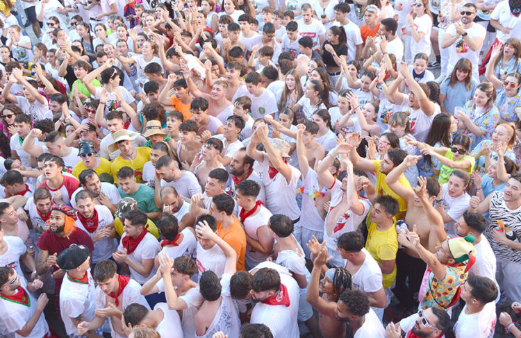 El ambiente funcionero vuelve a llenar el pueblo. AMADOR MARUGÁN