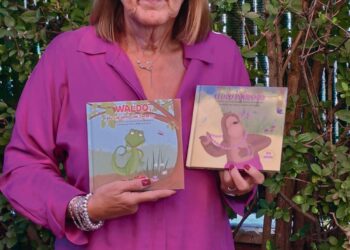 Marisa Alonso Santamaría mostrando varios ejemplares de sus libros.