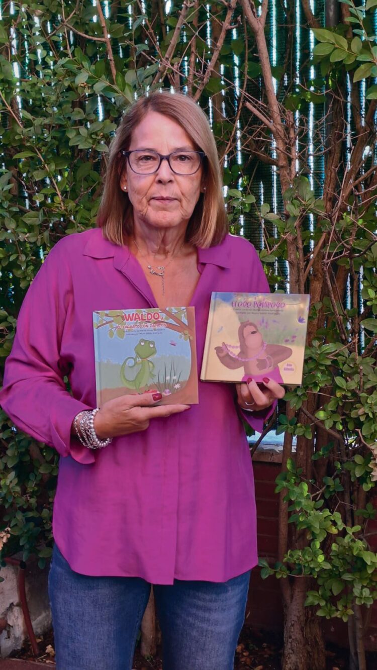 Marisa Alonso Santamaría mostrando varios ejemplares de sus libros.