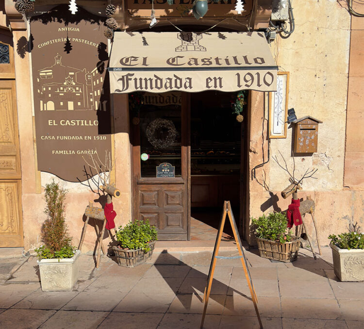 Una confitería con historia 1 Fachada de la pastelería ‘El Castillo’ en Sepúlveda fundada por la familia García en 1910. / GABRIEL GARCÍA MARTÍN
