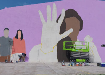 Javier García Vivanco pintando el mural en Casla. FOTOS ROSA MORENO