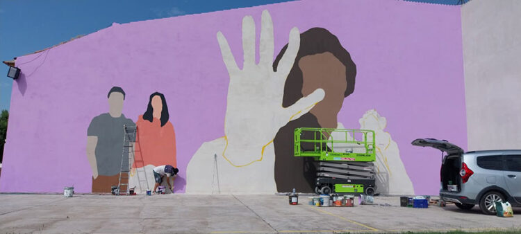 Los artistas segovianos Javier García Vivanco y David García, creadores del mural de Casla 1 Javier García Vivanco pintando el mural en Casla. FOTOS ROSA MORENO