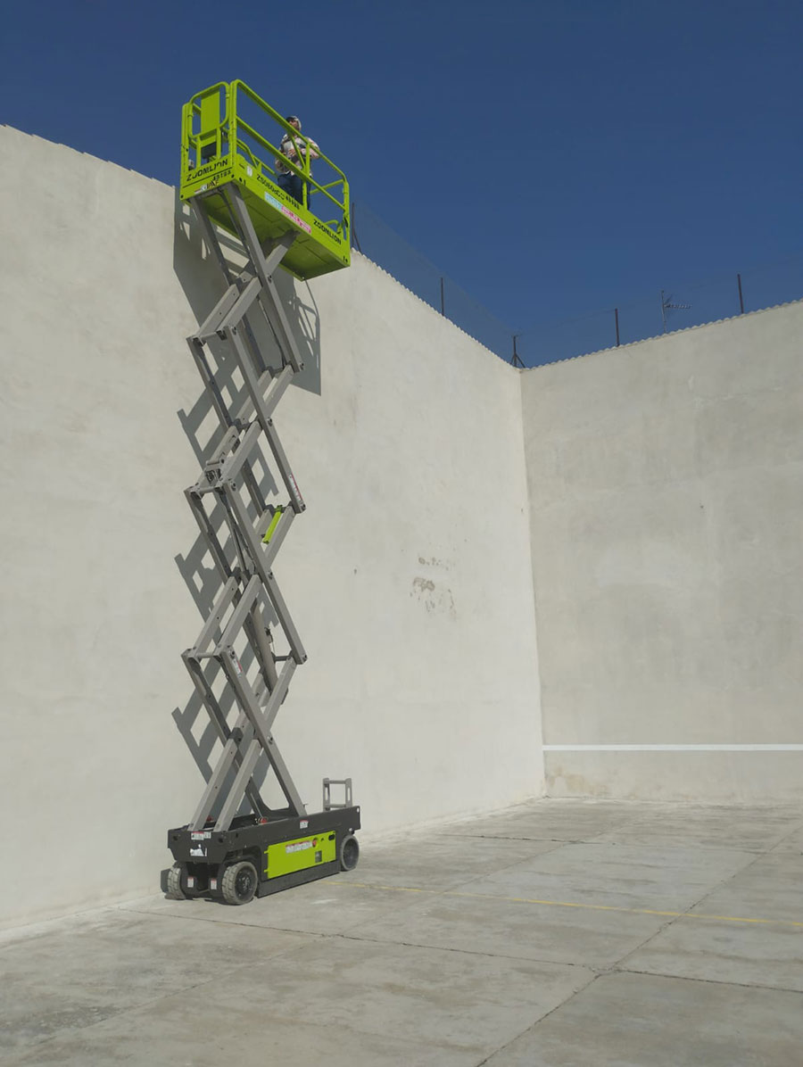 Los artistas segovianos Javier García Vivanco y David García, creadores del mural de Casla 2 El artista segoviano iniciando los trabajos.