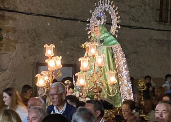 La Virgen en procesión. ROSA MORENO