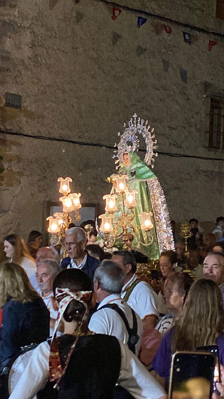 La Virgen en procesión. ROSA MORENO