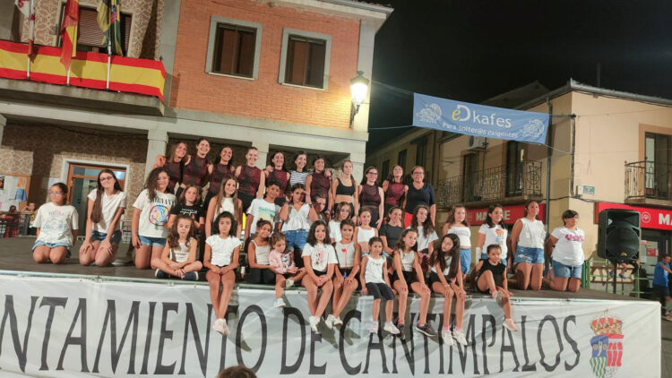 Actuación musical del grupo infantil ‘Sanum’ en la plaza mayor del municipio 1 Grupo de baile del 'Centro deportivo Sanum' de Cantimpalos / LOURDES MATARRANZ