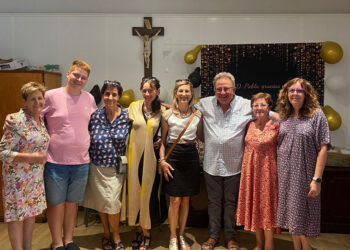 Pablo Montalvo junto a un grupo de catequistas y voluntarias. / L.M.