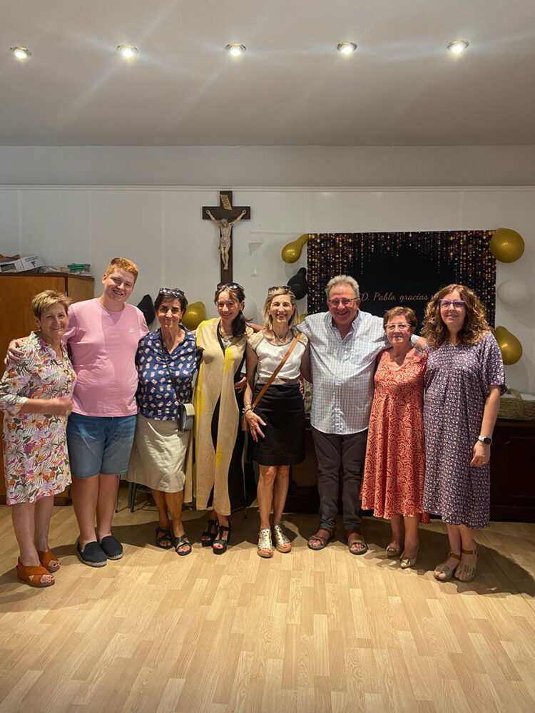Pablo Montalvo junto a un grupo de catequistas y voluntarias. / L.M.