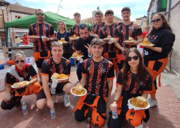 Miembros de la peña ‘LMC’ durante la papella popular.