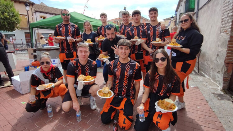 Miembros de la peña ‘LMC’ durante la papella popular.