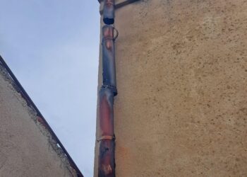 Estado actual de una de las conducciones de agua del pabellón Enrique Serichol./ AYUNTAMIENTO