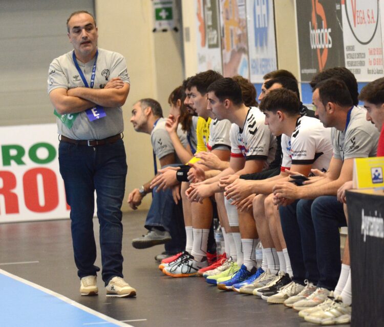 Senovilla, de pie durante el partido que jugó el BM Nava ante el Puente Genil./ AMADOR MARUGÁN
