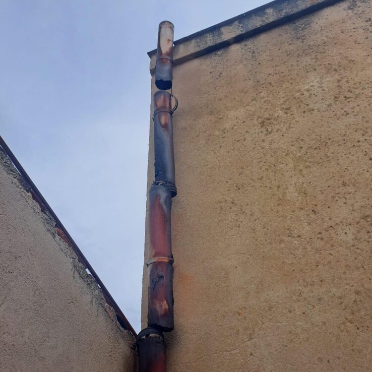 Estado actual de una de las conducciones de agua del pabellón Enrique Serichol./ AYUNTAMIENTO