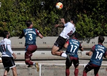 Josín intenta desviar el remate de cabeza del jugador del Salamanca UDS./ JUAN MARTÍN-G. SEGOVIANA