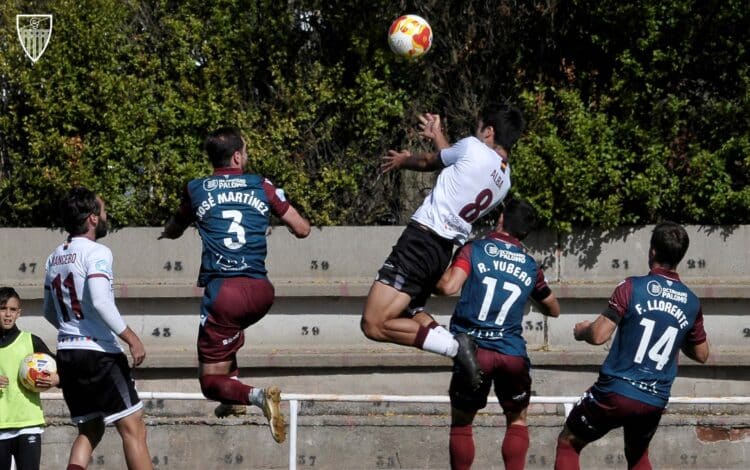 Josín intenta desviar el remate de cabeza del jugador del Salamanca UDS./ JUAN MARTÍN-G. SEGOVIANA