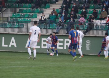 Rubén controla el balón rodeado de jugadores del Real Ávila en el último partido jugado en La Albuera./ N. LLORENTE