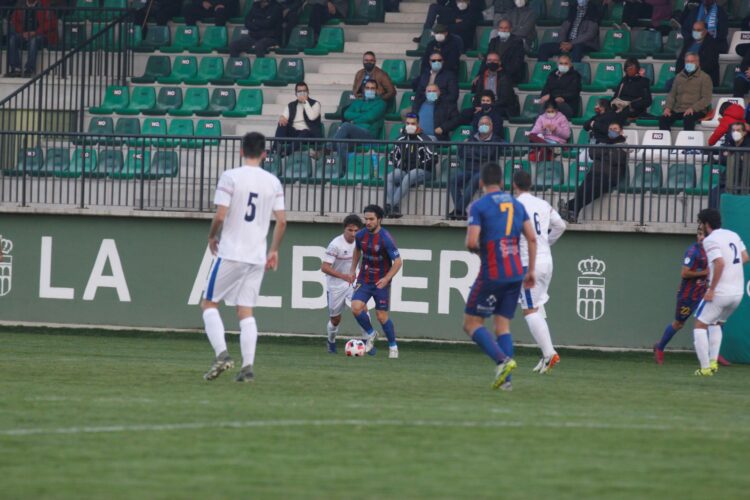 Rubén controla el balón rodeado de jugadores del Real Ávila en el último partido jugado en La Albuera./ N. LLORENTE