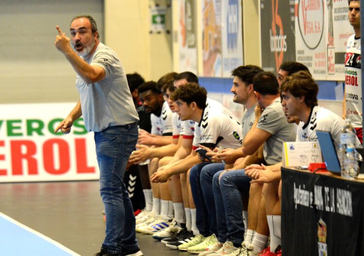 El BM Nava y el Ademar, cerca de acordar el 10 de diciembre como fecha para jugar el aplazado 1 Álvaro Senovilla da instrucciones desde el banquillo./ AMADOR MARUGÁN