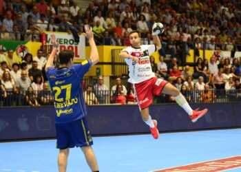 Davide Pugliase trata de marcar frente al Bidasoa Irún./ AMADOR MARUGÁN