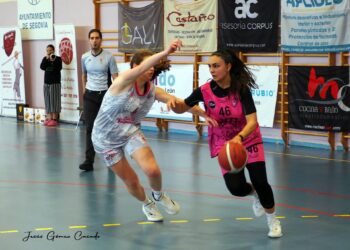 Irene Llanos intenta superar a una rival en una jugada de un encuentro anterior de El Cochinillo. / JESÚS GÓMEZ