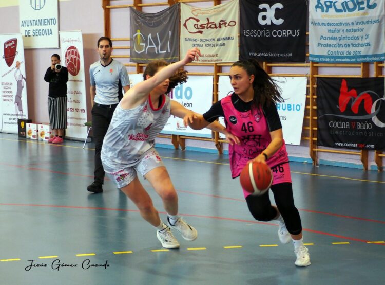 Irene Llanos intenta superar a una rival en una jugada de un encuentro anterior de El Cochinillo. / JESÚS GÓMEZ