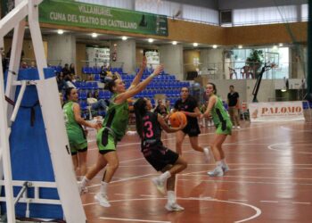 Lucía trata de anotar a aro pasado ante la oposición de una defensora del Villamuriel.  / SPORDEPORTE