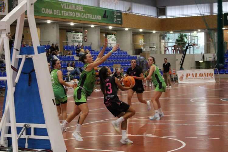 El Villamuriel acertó más que El Cochinillo (84-74) 1 Lucía trata de anotar a aro pasado ante la oposición de una defensora del Villamuriel. / SPORDEPORTE